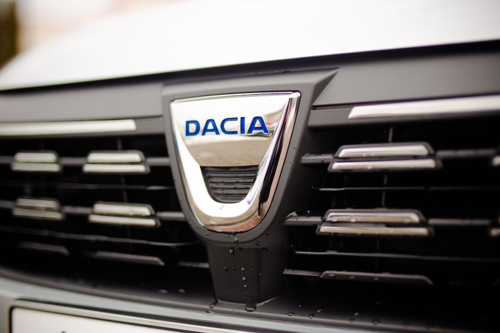 Dacia román autó