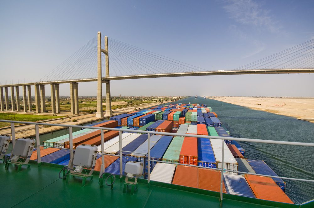 Késést és áremelkedést okozhatnak a fennakadások a Szuezi-csatorna forgalmában