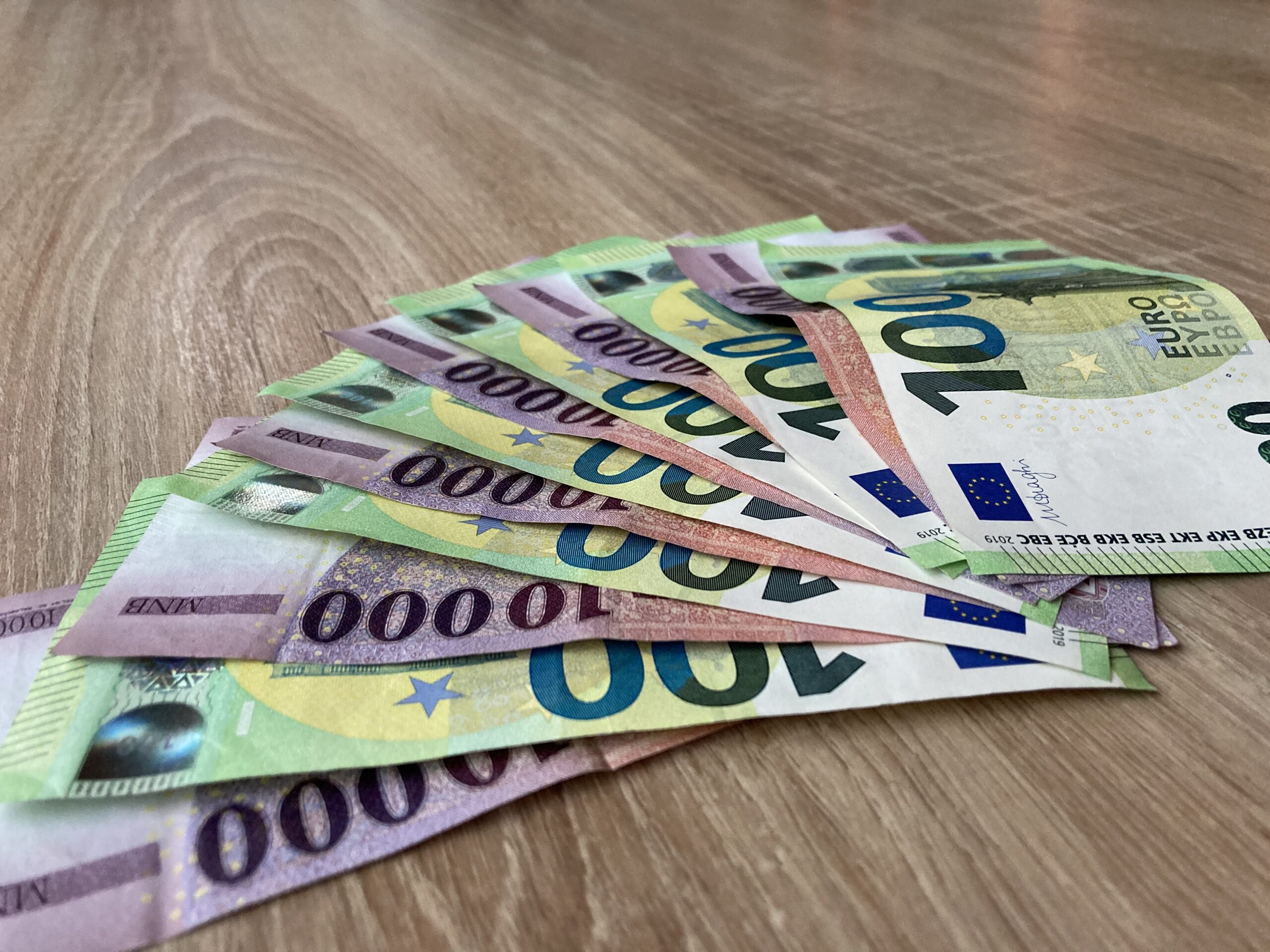 Forint – sorsdöntő nap jön, gyorsan vegyünk eurót?