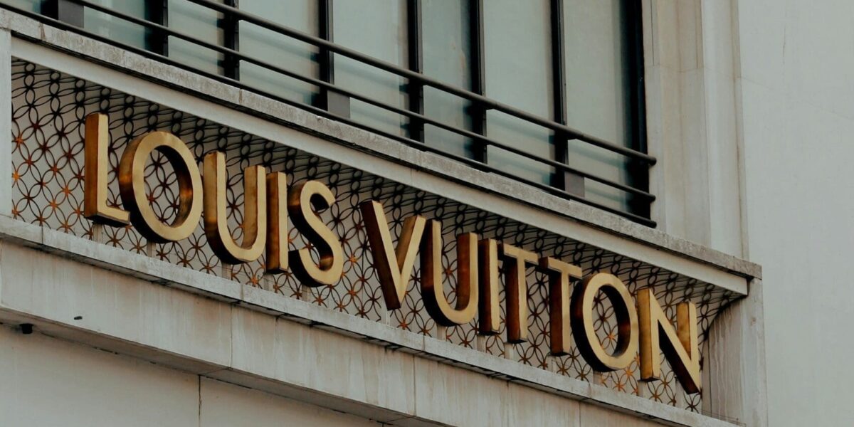Mi történt a luxusipar óriásánál? – A Louis Vuitton mögött álló LVMH nyeresége visszaesett