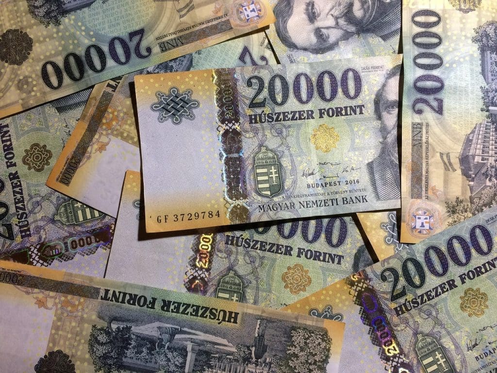 Devizapiac Június 10. – A forint nem engedi el az eurót és a dollárt, a svájci frankot lejjebb szúrta