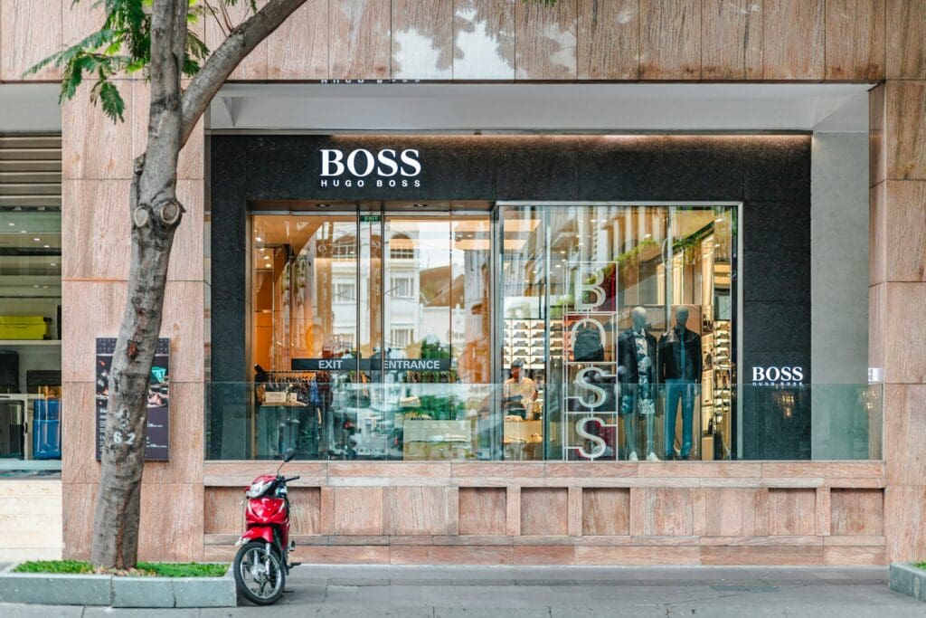 A Sports Direct tulajdonosa megvenné a Hugo Bosst – Több milliárd eurós ajánlat érkezett
