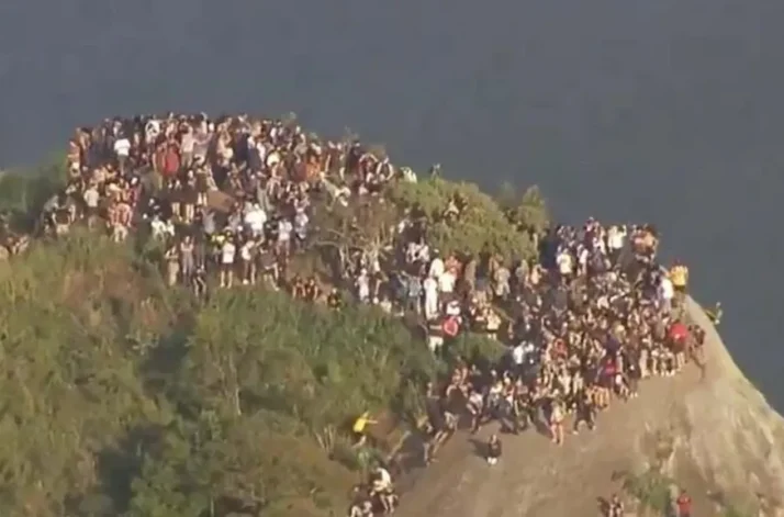 Tűzpárbaj a paradicsomban – Kétszáz turista rekedt a riói sziklákon