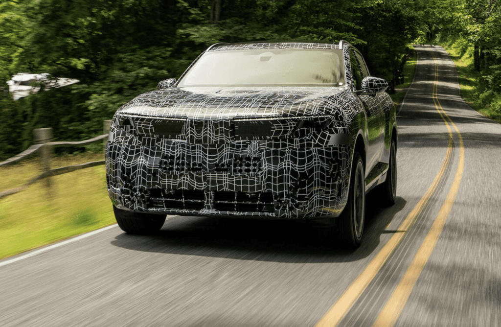 A BMW odacsapna az elektromos SUV-piacon – Hatalmas akkuval jöhet az iX5