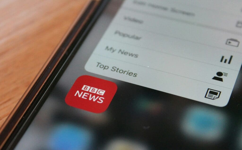 A BBC-t is elérte a médiapiaci válság – 550 fős leépítés és műsorbezárások jöhetnek