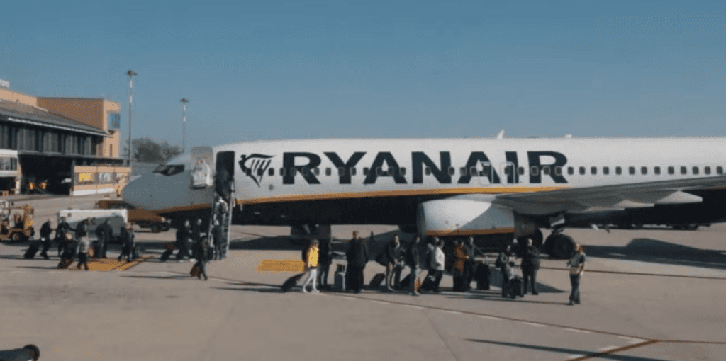 Kényszerleszállást hajtott végre a Ryanair gépe – Egy utas fél teste kilógott a betört ablakon