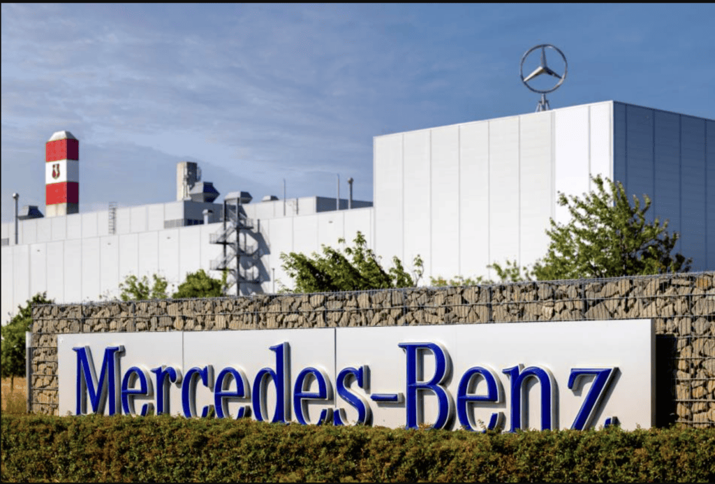Átadták a kibővített kecskeméti Mercedes-gyárat – Elindult az elektromos Mercedes C-osztály gyártása