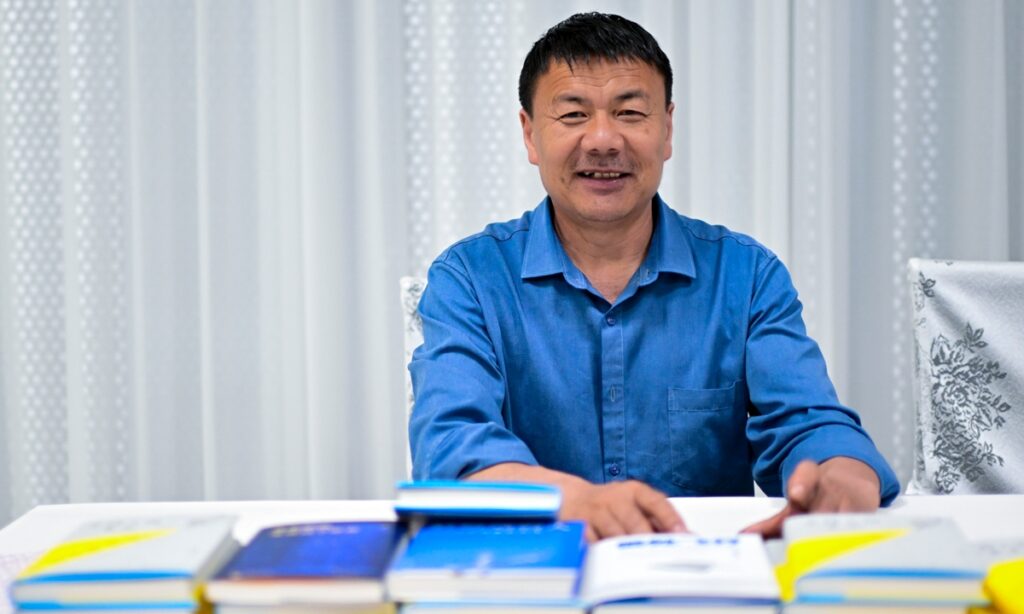 Vang Jibing ételszállítóból lett díjnyertes költő – Így hódít a kínai munkásirodalom a világon