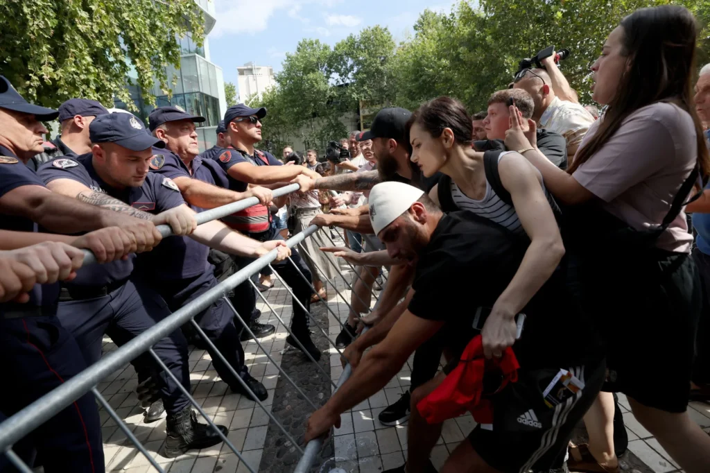 Albániai tüntetések – Rendőri összecsapások és „flamingóforradalom” Tirana utcáin