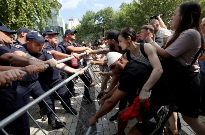 Albániai tüntetések – Rendőri összecsapások és „flamingóforradalom” Tirana utcáin