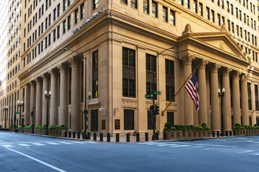 Rekordot döntött a Bank of America kereskedése – Kilőtt a profit, 50 százalékkal nőttek a banki díjak