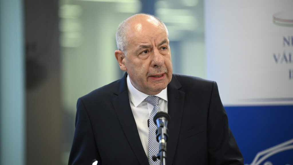Sulyok Tamás aláíta az Alaptörvény 17. módosítását